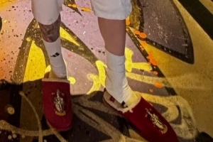 加纳乔与粉丝合影，哈利波特拖鞋引热议：出门忘换拖鞋可太真实了
