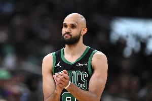 神奇不在！德里克-怀特上半场7中1仅得2分1板1助1断 三分4中0