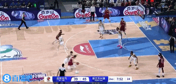 杀伤力！周琦内线接球腾空欲扣 造成卡尔顿违体犯规