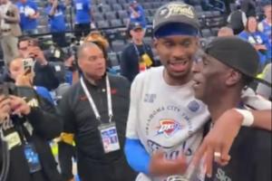 🏆️老爸把玩西决MVP奖杯 亚历山大：别搞得好像是你的一样😂