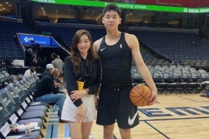 🤔为小崔钢琴伴奏！灰熊中国市场媒体总监：NBA篮球场顶峰相见